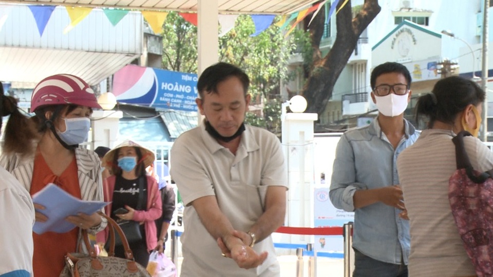 Bệnh viện Chợ Rẫy áp dụng khai báo y tế bắt buộc với 100% người vào viện - 2 Bệnh viện Chợ Rẫy áp dụng khai báo y tế bắt buộc với 100% người vào viện - 2