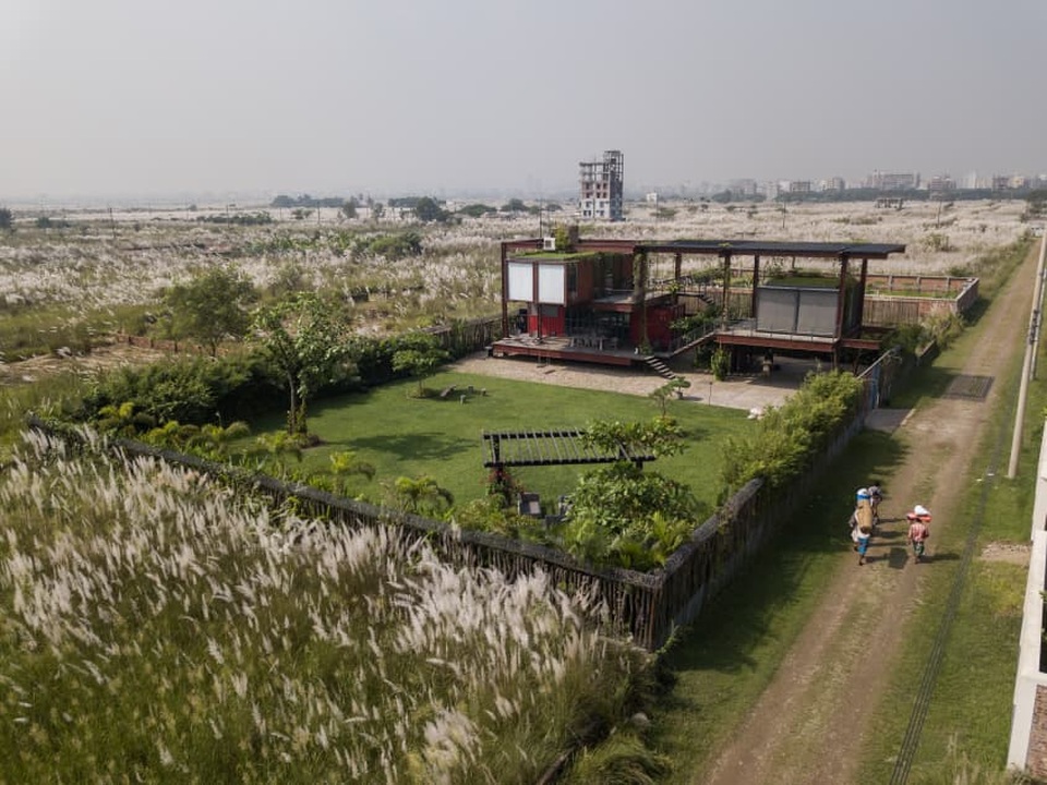 Khó tin nhà 3 tầng đẹp như resort được làm từ container - 9 Khó tin nhà 3 tầng đẹp như resort được làm từ container - 9