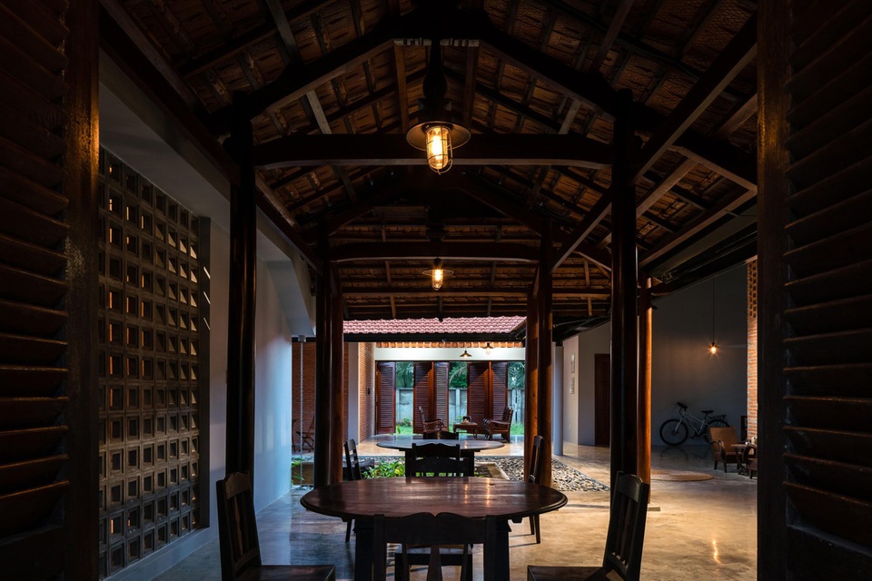 Nhà gỗ truyền thống như biệt phủ xưa của gia đình 3 thế hệ ở Nam Bộ - 8 Nhà gỗ truyền thống như biệt phủ xưa của gia đình 3 thế hệ ở Nam Bộ - 8