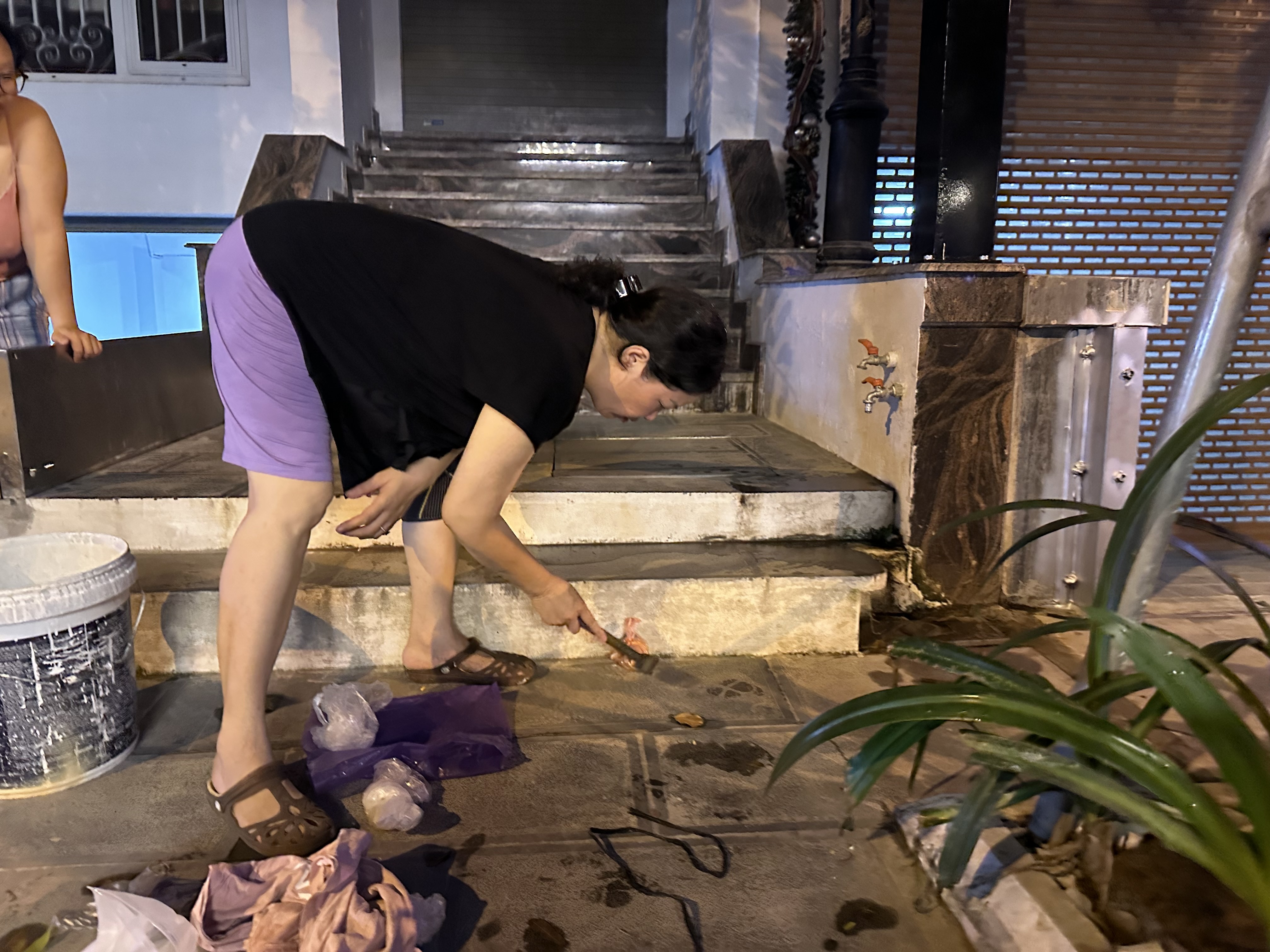 Residents of a wealthy housing project used sandbags to block doors and shelters from storm Yagi - 2 Cư dân dự án nhà giàu làm bao cát chắn cửa, ngăn hầm tránh bão Yagi - 2