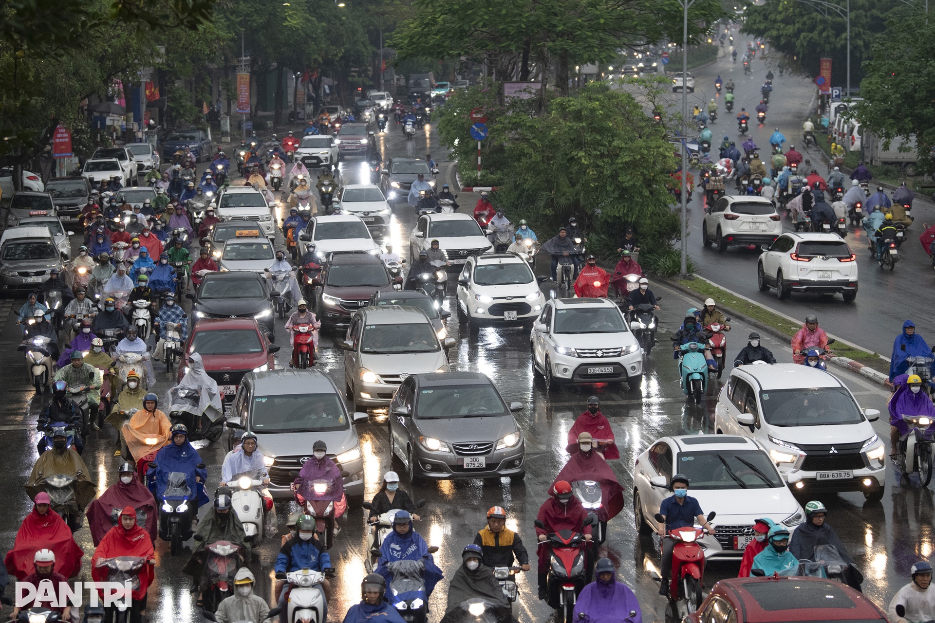 Đường phố Hà Nội kẹt cứng sau cơn mưa đầu giờ sáng - 3 Đường phố Hà Nội kẹt cứng sau cơn mưa đầu giờ sáng - 3