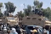 Taliban diễu hành khoe "chiến lợi phẩm" vũ khí Mỹ