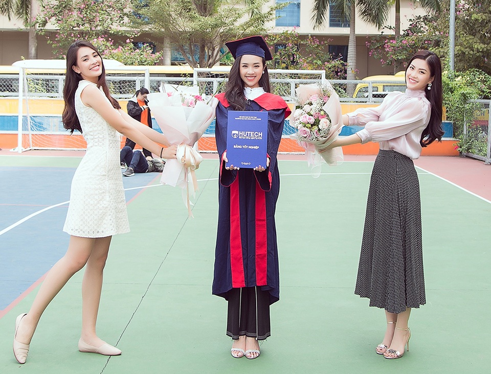 Á hậu Thúy An xinh đẹp rạng rỡ trong lễ tốt nghiệp đại học - 8 Á hậu Thúy An xinh đẹp rạng rỡ trong lễ tốt nghiệp đại học - 8