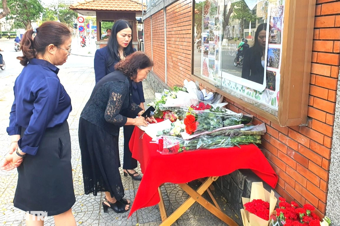 Người dân Đà Nẵng đặt hoa tưởng niệm nạn nhân bị khủng bố ở Nga - 2