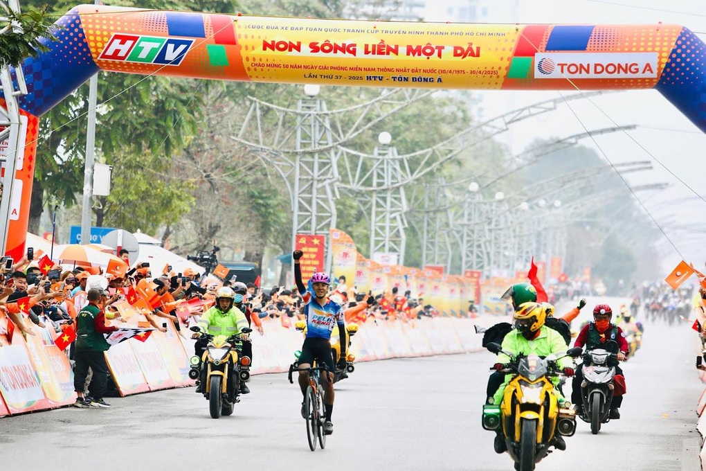 Tay đua Việt Nam đầu tiên thắng chặng ở cuộc đua xe đạp toàn quốc 2025 - 1 Tay đua Việt Nam đầu tiên thắng chặng ở cuộc đua xe đạp toàn quốc 2025 - 1