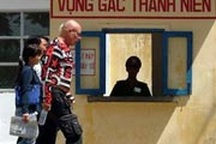 Gary Glitter đang làm gì trong trại tạm giam?