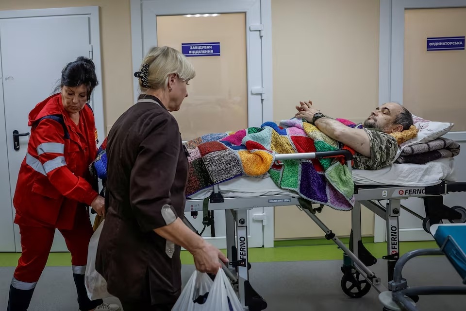 Bệnh viện tuyến đầu Ukraine mong mỏi ngày hòa bình - 1