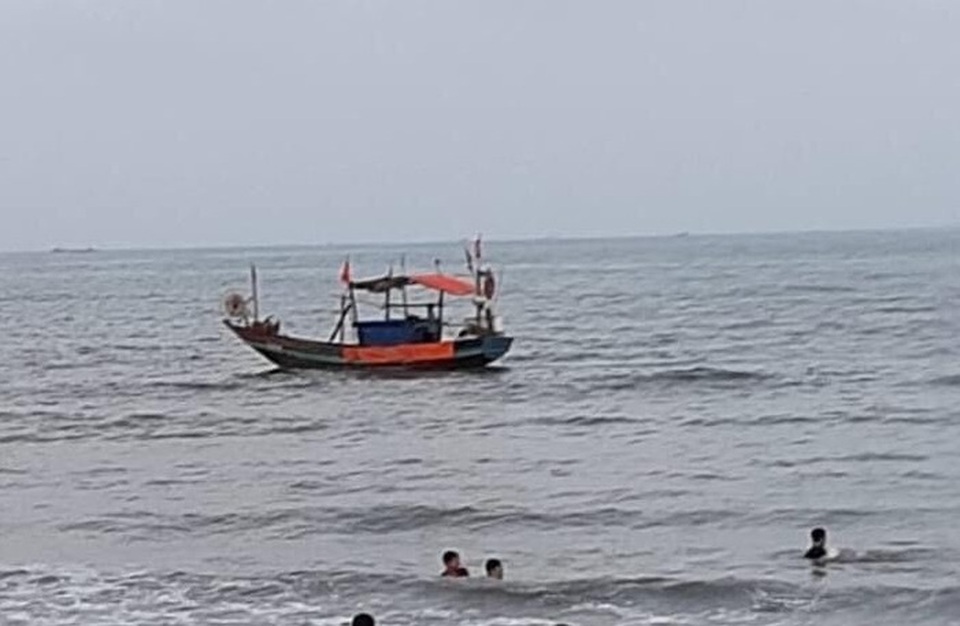 Nỗ lực tìm kiếm nam sinh lớp 8 mất tích khi tắm biển - 1 Nỗ lực tìm kiếm nam sinh lớp 8 mất tích khi tắm biển - 1