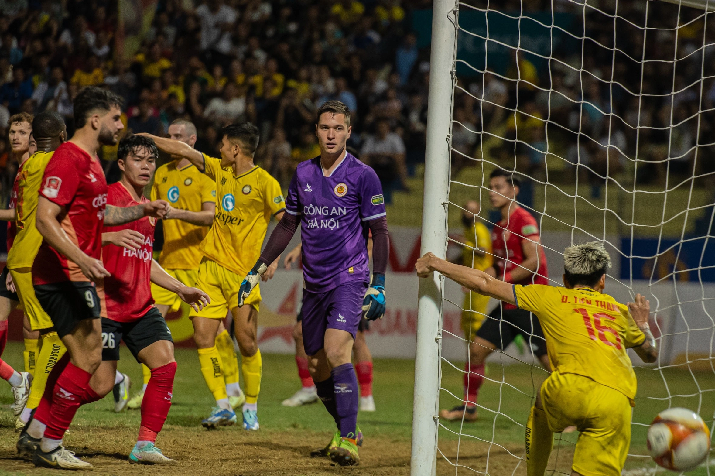 ຟານວັນດຶກ ຊ່ວຍໃຫ້ສະໂມສອນຕຳຫຼວດ ຮ່າໂນ້ຍ ເອົາຊະນະ ແທງຮວາ - 4 Phan Văn Đức ghi bàn giúp CLB Công an Hà Nội thắng Thanh Hóa - 4