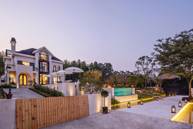 Sau câu nói của bố, cô gái về quê cải tạo nhà nông thôn thành dinh thự