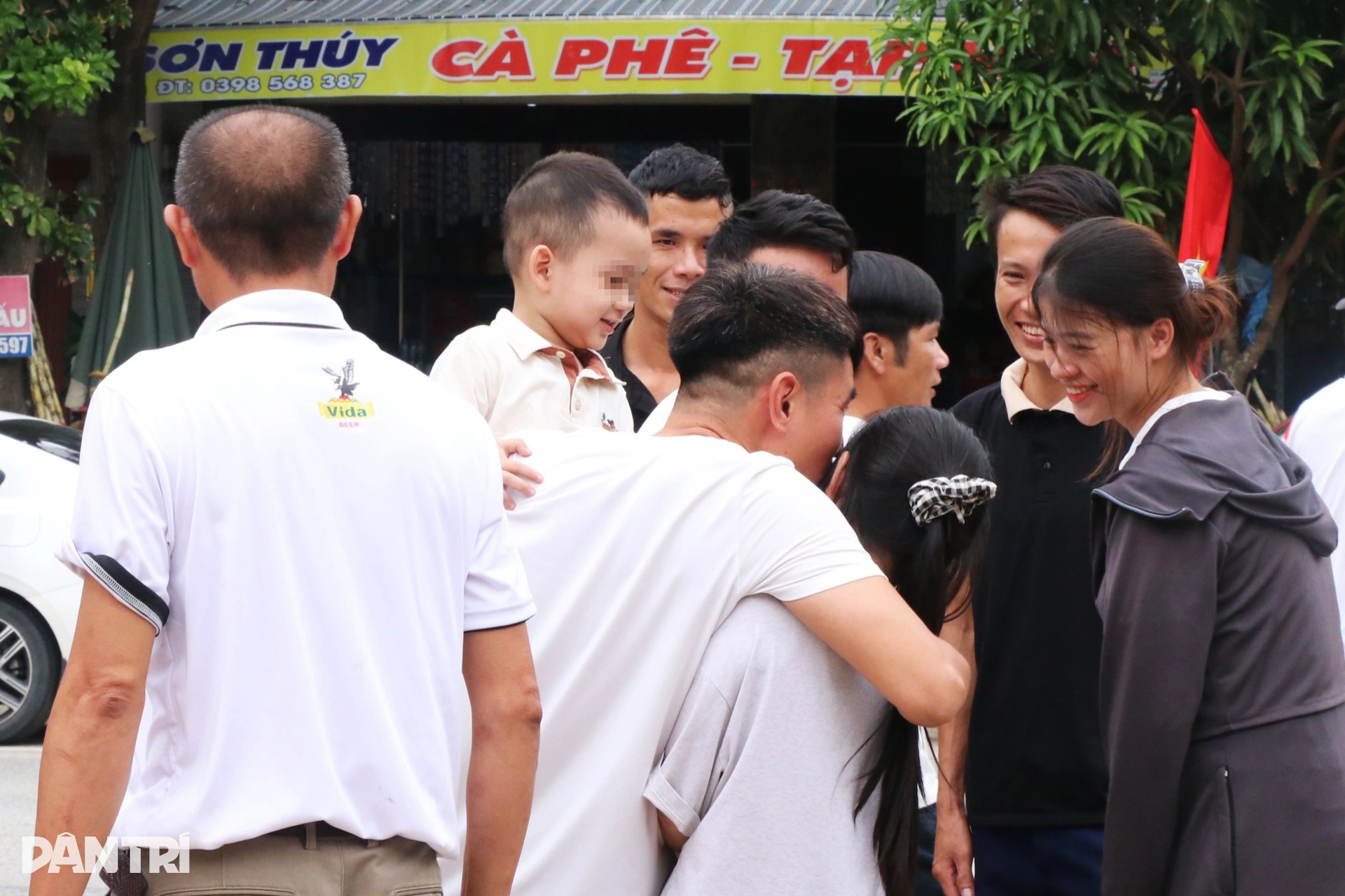 Cái ôm của chàng sinh viên sa chân vào vòng lao lý ngày được đặc xá - 9