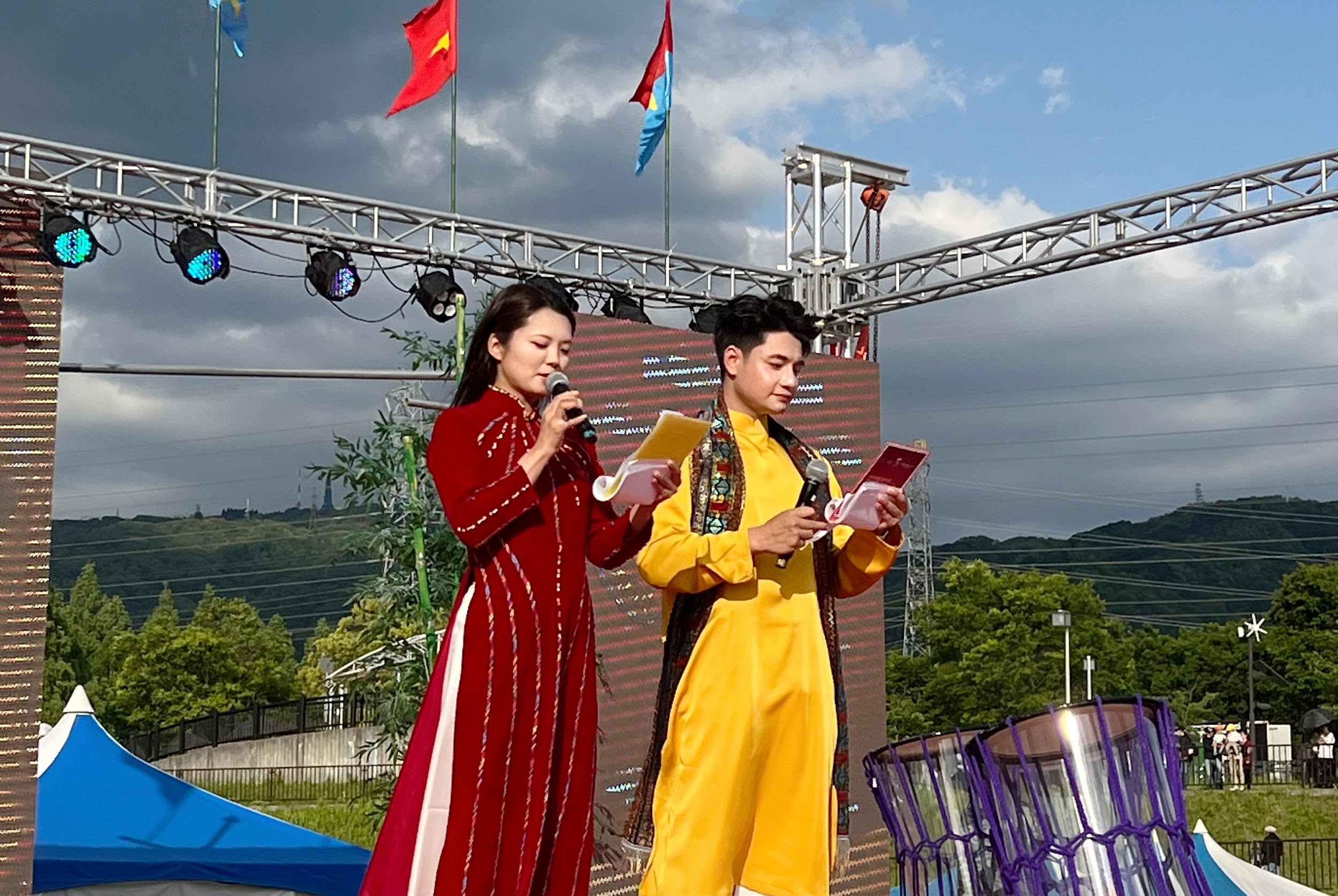 MC Bùi Phúc Anh nghẹn ngào khi hát cùng Tùng Dương ở Nhật Bản - 3