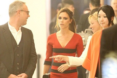 Bà Beck “tranh thủ” quảng cáo thương hiệu tại triển lãm ô tô