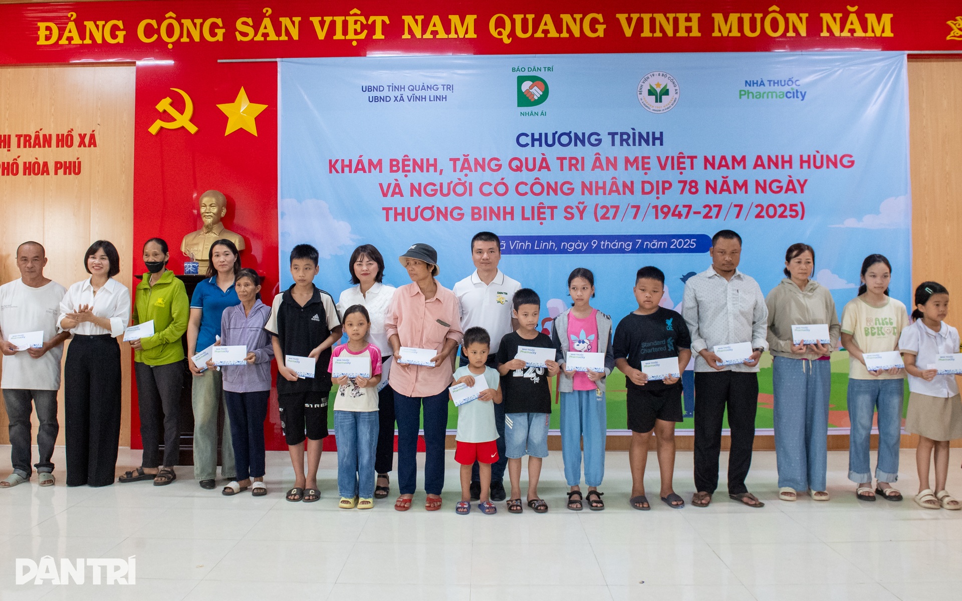 Khám bệnh miễn phí, tặng quà tri ân gần 300 người có công tại Quảng Trị - 35 Khám bệnh miễn phí, tặng quà tri ân gần 300 người có công tại Quảng Trị - 35