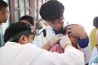 Nhiều trẻ sống tại mái ấm ở TPHCM bị bệnh dễ lây nhiễm, tai có dị vật