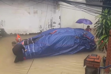 Nhiều chủ xe bày nhau dùng bạt để chống ngập ô tô, chi phí rẻ mà hiệu quả