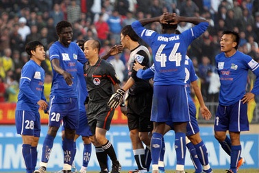 Nhiều đội bóng phản ứng dữ dội “vua sân cỏ”