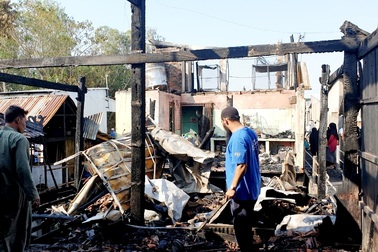 Hỏa hoạn lúc rạng sáng, cháy rụi 9 căn nhà ở xóm Chăm An Giang