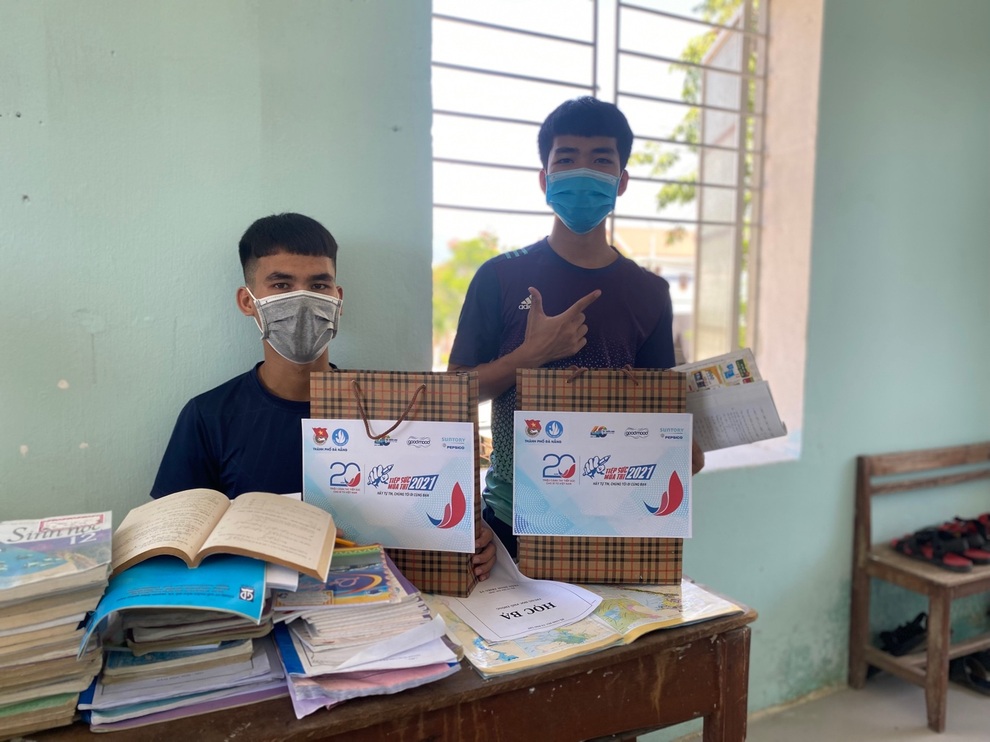 Thiên Long gửi hơn 1.600 bộ dụng cụ học tập đến thí sinh trước kỳ thi tốt nghiệp THPT - 1 Thiên Long gửi hơn 1.600 bộ dụng cụ học tập đến thí sinh trước kỳ thi tốt nghiệp THPT - 1