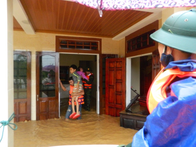 Hàng chục ngàn hộ dân ở Huế, Quảng Trị bị ngập lụt, nhiều khu vực bị chia cắt - Ảnh 1. Hàng chục ngàn hộ dân ở Huế, Quảng Trị bị ngập lụt, nhiều khu vực bị chia cắt - Ảnh 1.