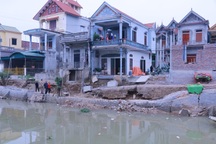 Đường bất ngờ sụt lún, dân nửa đêm chạy tán loạn lo nhà sập