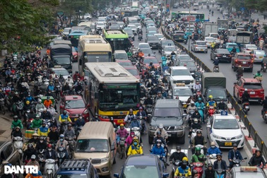 Ngoài giờ cao điểm: Hà Nội ùn tắc giữa trưa, xe cộ chen nhau tìm lối đi