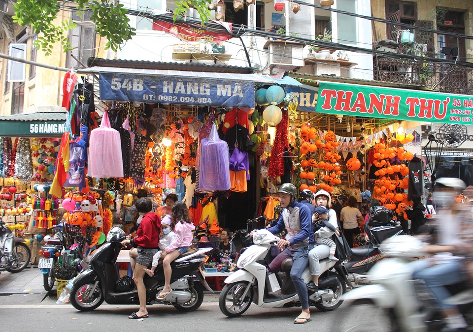 Phố Hàng Mã ngập tràn đồ chơi ma quỷ, rùng rợn trước thềm Halloween - 1 Phố Hàng Mã ngập tràn đồ chơi ma quỷ, rùng rợn trước thềm Halloween - 1