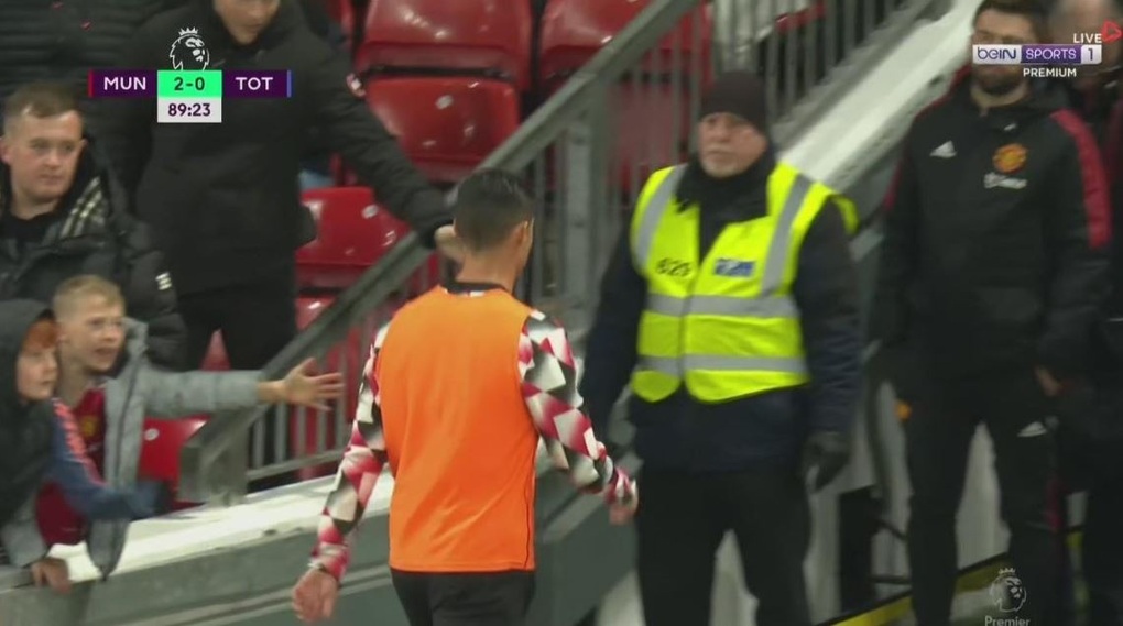 Ronaldo bỏ vào đường hầm khi trận Man Utd - Tottenham chưa kết thúc - 1 Ronaldo bỏ vào đường hầm khi trận Man Utd - Tottenham chưa kết thúc - 1