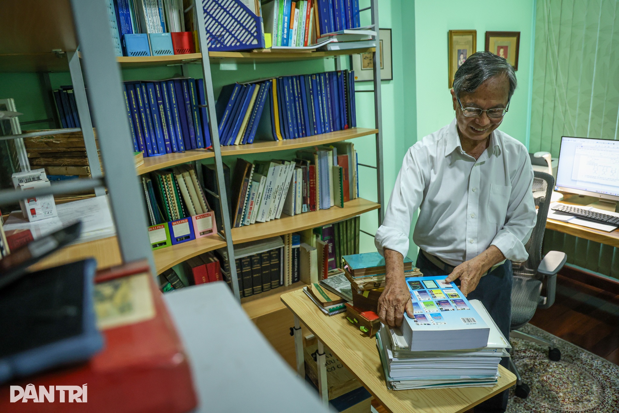 Nhưng khi được hỏi về tâm nguyện khi làm việc thiện, ông chỉ cười nhẹ: “Tôi trao đi vì trong tâm tôi muốn vậy. Một hai tỉ đồng là số tiền lớn với người đi làm như tôi thôi, nhưng so với những mất mát mà đồng bào phải gánh chịu sau bão lũ thì số tiền này chỉ như hạt cát”, thầy Thạch nói. Giáo sư Lê Ngọc Thạch từng nhận Huân chương Lao động hạng Ba, Bằng khen của Thủ tướng và nhiều danh hiệu cao quý khác. Song, vị giáo sư cho rằng ông làm việc thiện không vì những tấm bằng khen.