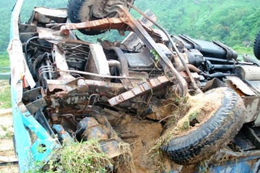 Xe tải "tàn tạ" lật úp dưới ruộng