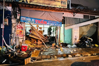 Taxi công nghệ gây tai nạn liên hoàn trên vỉa hè, 2 người bị thương ở TPHCM