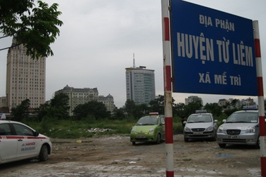 Cận cảnh những "khu đất vàng" thành bãi gửi xe, sân bóng …