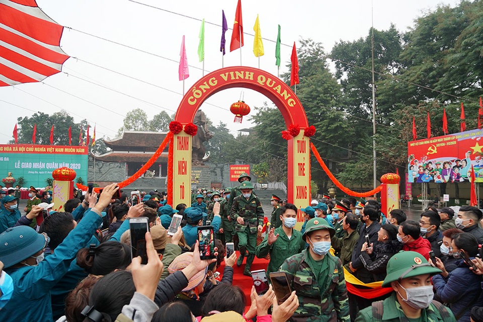 Đo thân nhiệt, phát khẩu trang tại lễ giao nhận quân giữa mùa dịch corona - 3 Đo thân nhiệt, phát khẩu trang tại lễ giao nhận quân giữa mùa dịch corona - 3