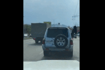 Nổi bật tuần qua: Nhoài người ra cửa xe để múa, cô gái nhận cái kết đau