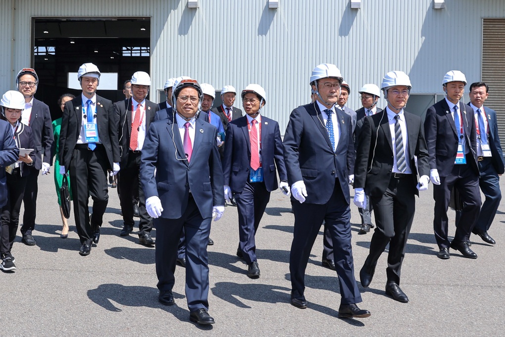 Thủ tướng trải nghiệm lái tàu chở hydro lỏng duy nhất trên thế giới - 2 Thủ tướng trải nghiệm lái tàu chở hydro lỏng duy nhất trên thế giới - 2