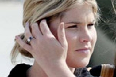 Ái nữ Tổng thống Bush “bị” cầu hôn trong lúc đi bộ