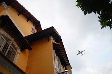 Máy bay hạ cánh làm tốc mái nhà dân?