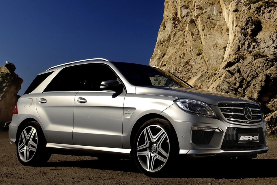 Cửa nóc xe Mercedes-Benz nổ tung dưới trời nắng, chủ xe khởi kiện - 1 Cửa nóc xe Mercedes-Benz nổ tung dưới trời nắng, chủ xe khởi kiện - 1