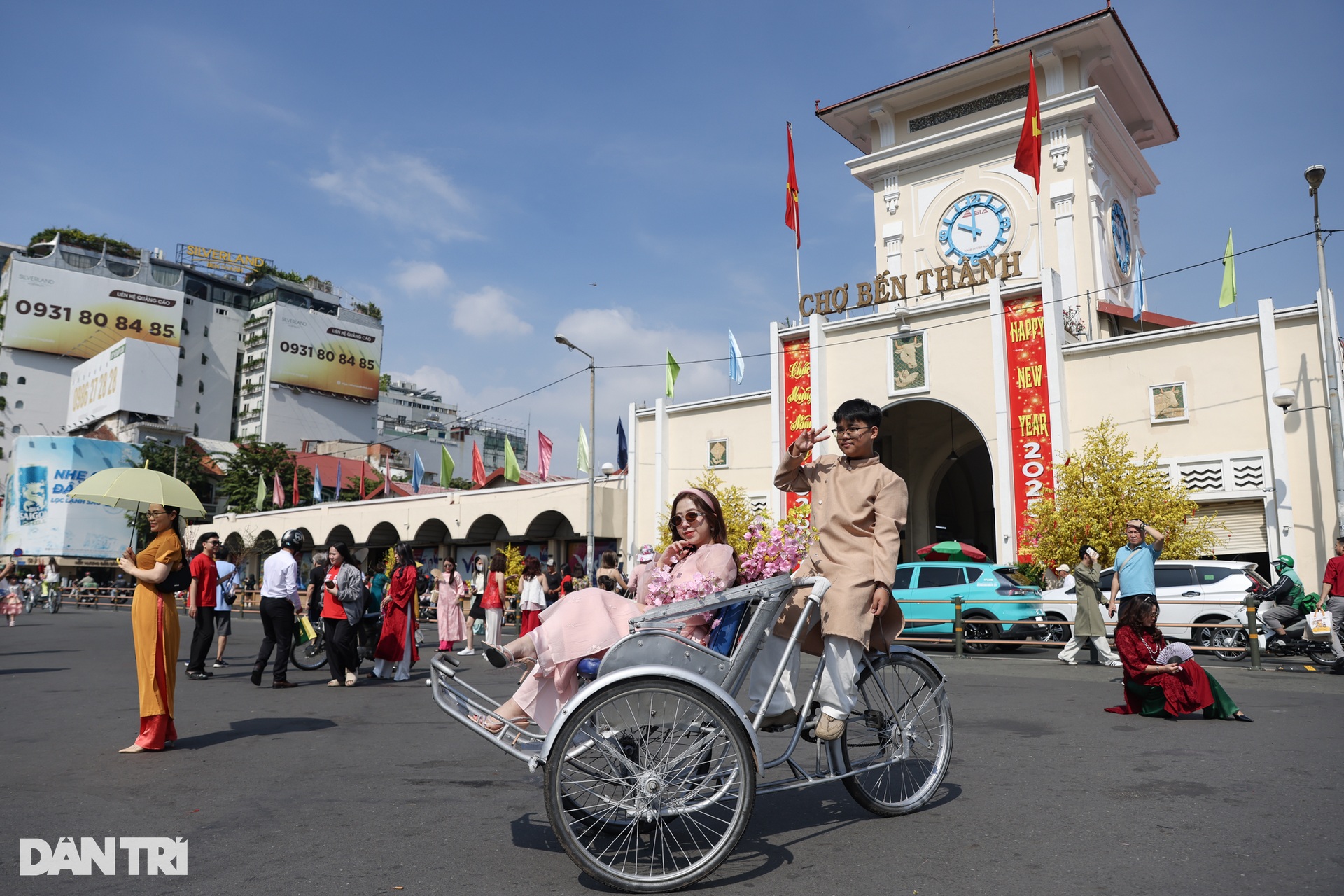 Người dân TPHCM tấp nập đổ về đường hoa Nguyễn Huệ du xuân sáng 29 Tết - 17 Người dân TPHCM tấp nập đổ về đường hoa Nguyễn Huệ du xuân sáng 29 Tết - 17