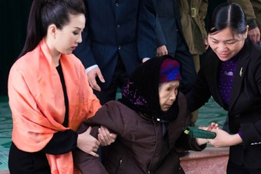 Hoa hậu Thu Hoài tặng nhà cho đôi vợ chồng nghèo dân tộc Tày