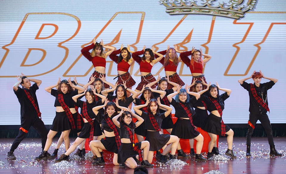 Nhóm nhảy quyến rũ trường Ngân hàng ẵm 50 triệu đồng giải Nhất Kpop dance - 3 Nhóm nhảy quyến rũ trường Ngân hàng ẵm 50 triệu đồng giải Nhất Kpop dance - 3