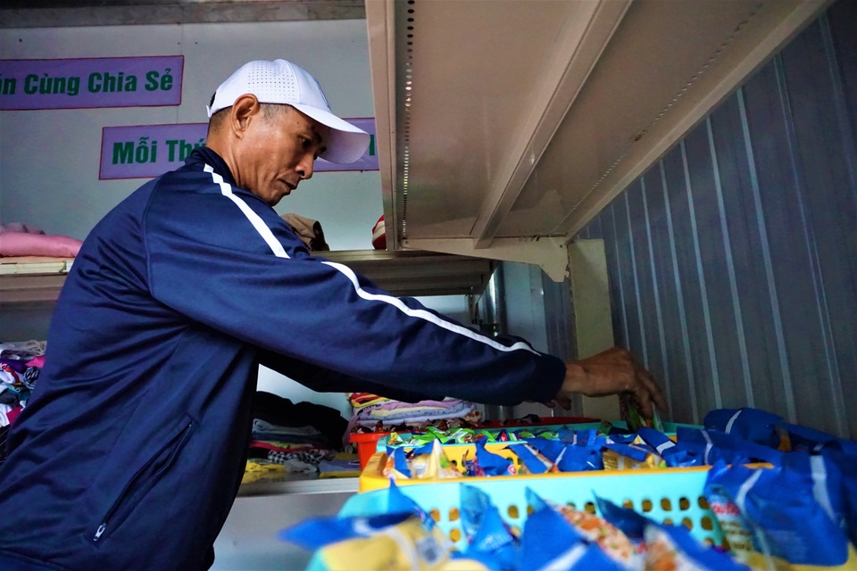 Ấm lòng gian hàng miễn phí cho người lao động nghèo - 6 Ấm lòng gian hàng miễn phí cho người lao động nghèo - 6