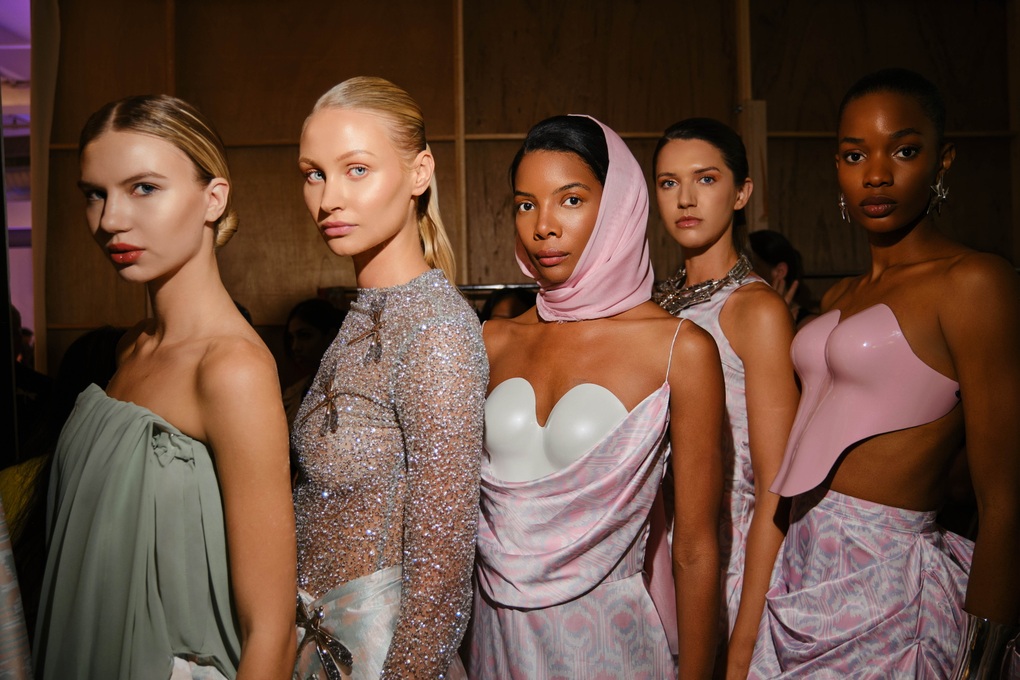 Đạo diễn Nguyễn Hưng Phúc gặp khó khăn khi làm việc ở New York Fashion Week - 2 Đạo diễn Nguyễn Hưng Phúc gặp khó khăn khi làm việc ở New York Fashion Week - 2