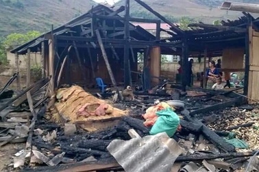 Chồng mua xăng về đốt nhà, vợ tử vong