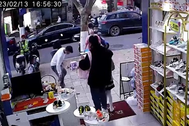 Kinh hãi dao phay "bay" xuống đường suýt trúng người đi đường ở Trung Quốc