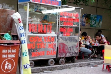 Nước đá, thức ăn đường phố “bẩn” bủa vây người dùng
