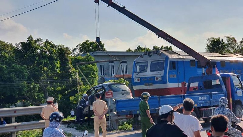 Taxi va chạm với tàu hỏa, một người tử vong - 1