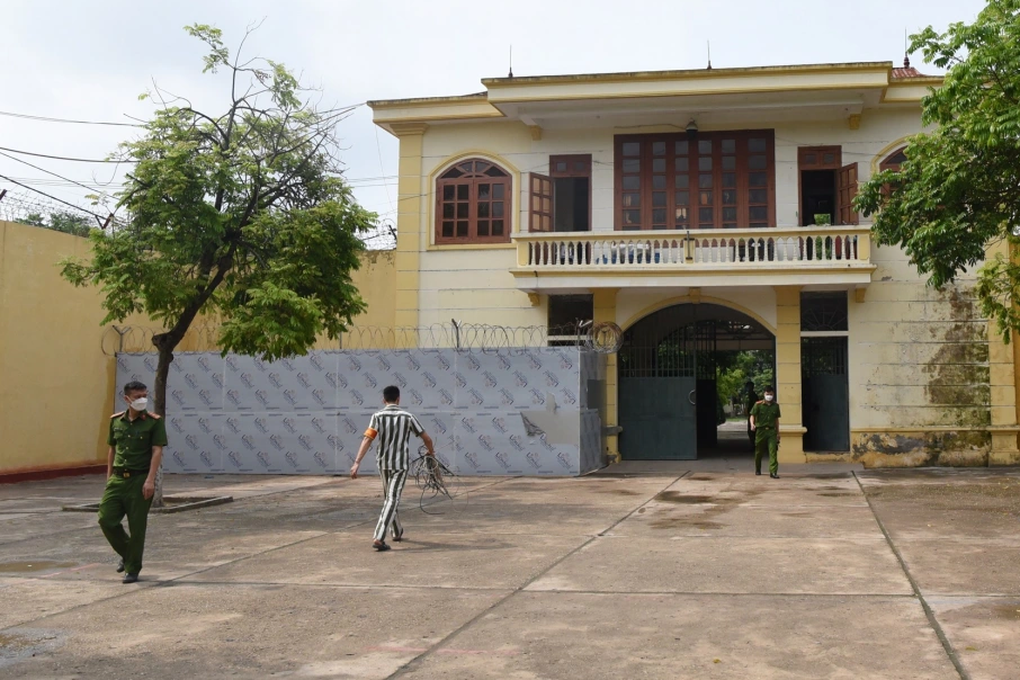 Phạm nhân thụ án 30 năm bỏ trốn khi đang mổ chân - 2 Phạm nhân thụ án 30 năm bỏ trốn khi đang mổ chân - 2