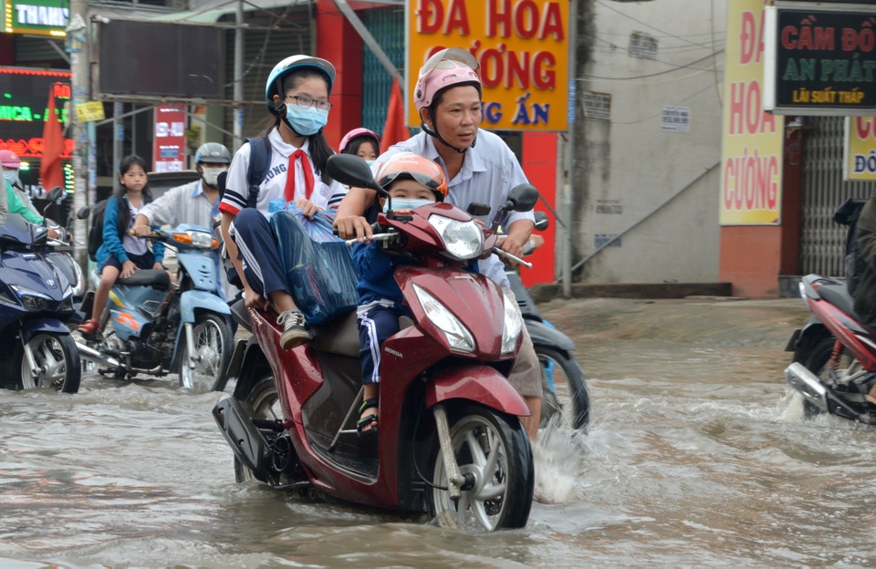 Người Sài Gòn khốn khổ sáng đầu tuần vì triều cường đạt đỉnh - 13 Người Sài Gòn khốn khổ sáng đầu tuần vì triều cường đạt đỉnh - 13