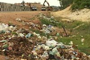 Rác tràn Dung Quất       